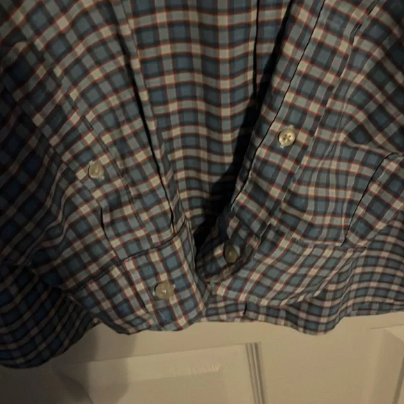 Vineyard Vines Performance medium button down shirt. - Picture 7 of 8
